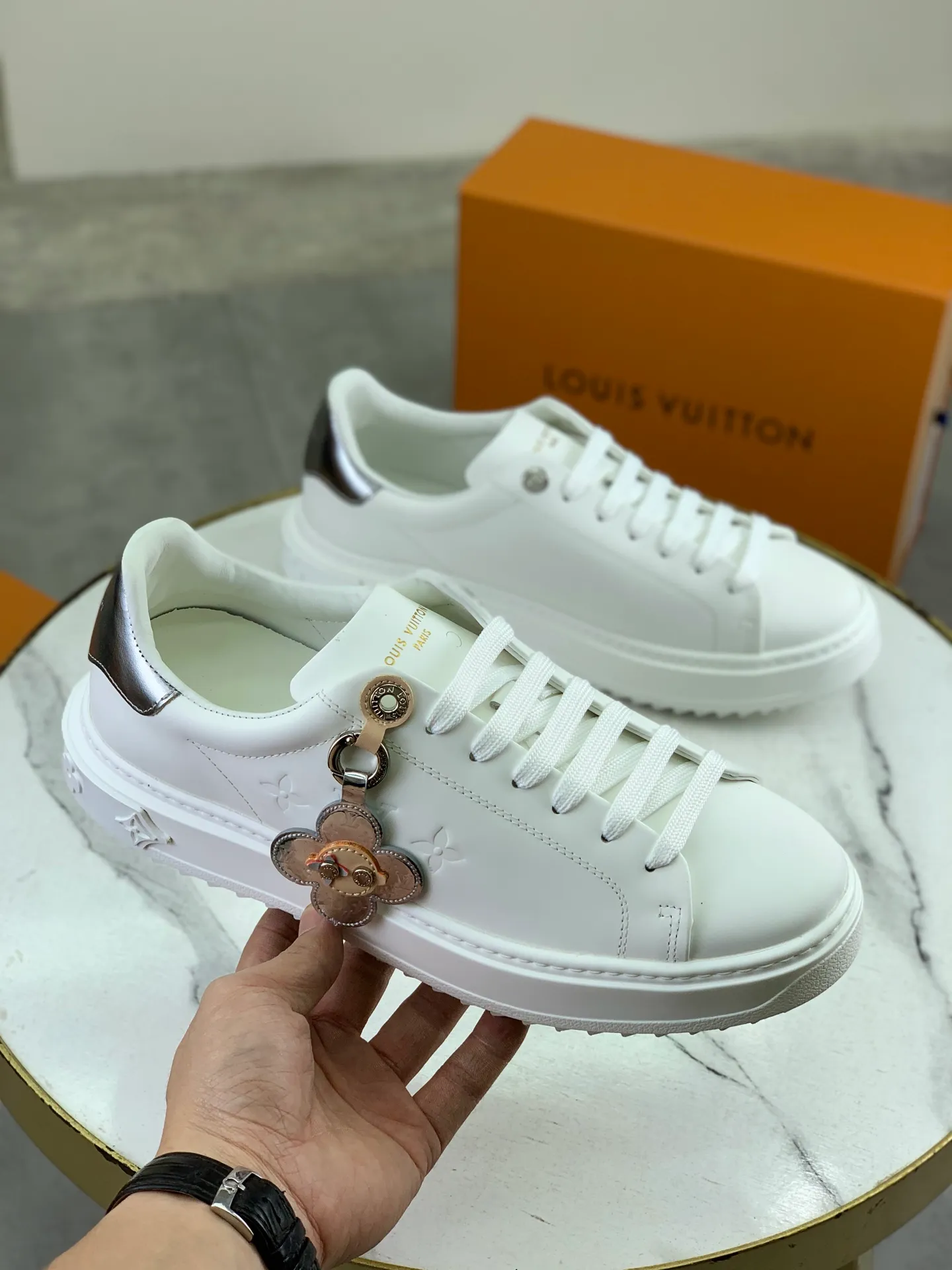Factory price P700 💶 Top version [LOUIS VUITTON] Couple 🧑‍🤝‍🧑 Craftsman style Counter series (original order) New style 🍀LV Louis Vuitton - top version LV classic high-top trendy shoes! Made of imported original craft calfskin, original breathable lining, and original wear-resistant, lightweight, high-end TPU outsole! High quality products! 3️⃣ colors available, code numbers: female 35-39, male 39-44 (female 40, male 45 46 customized)